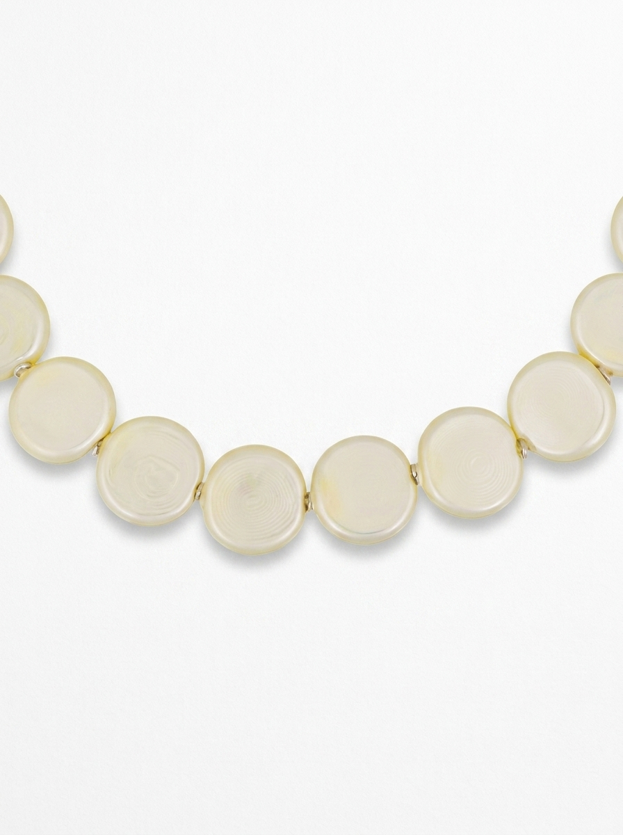 detalle de choker con perlas planas