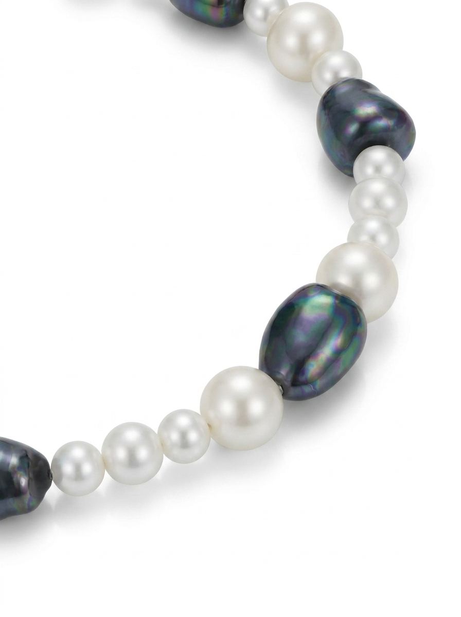 Detailaufnahme eines Chokers mit weißen und schwarzen Perlen