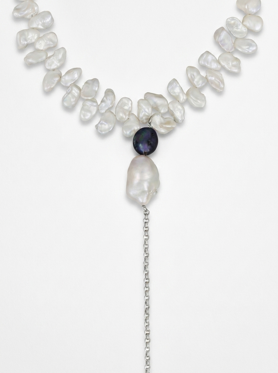Choker de perlas blancas con cadena larga