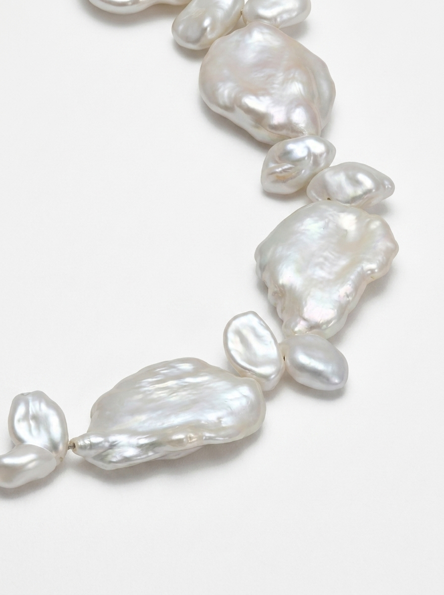 Detall de gargantilla amb perles multiformes