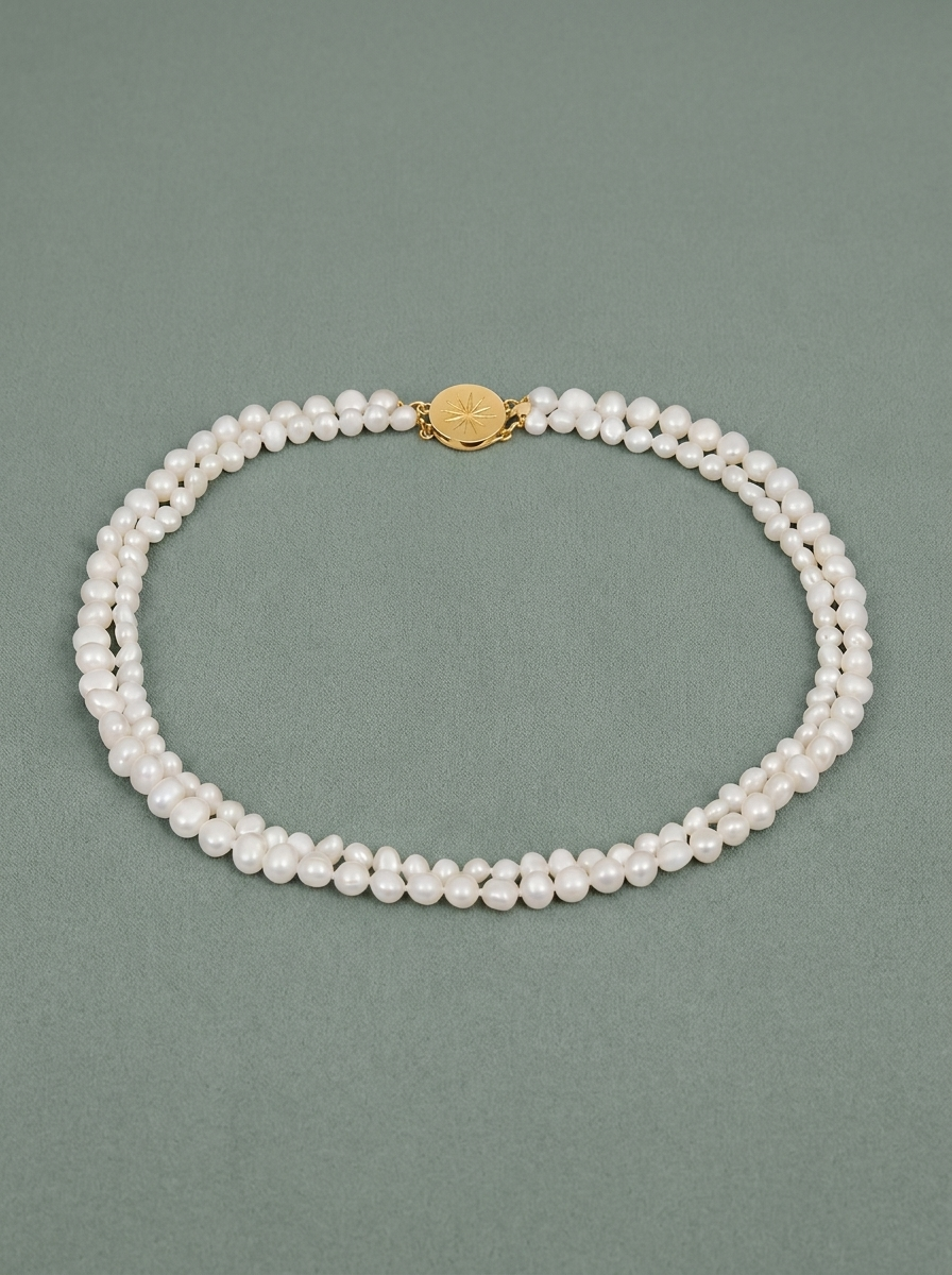 Collar 2 vías con perlas blancas pequeñas y cierre dorado