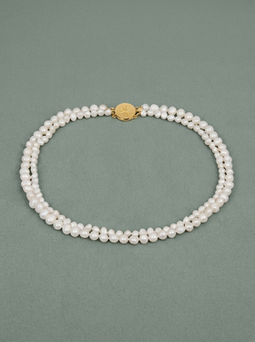 Collier deux rangs de petites perles blanches avec fermoir doré