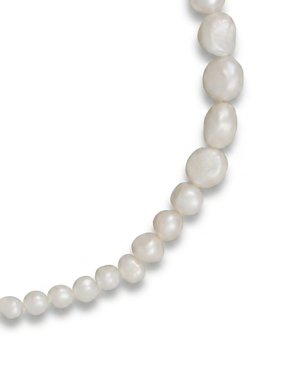 Detall gargantilla amb perles blanques degradades