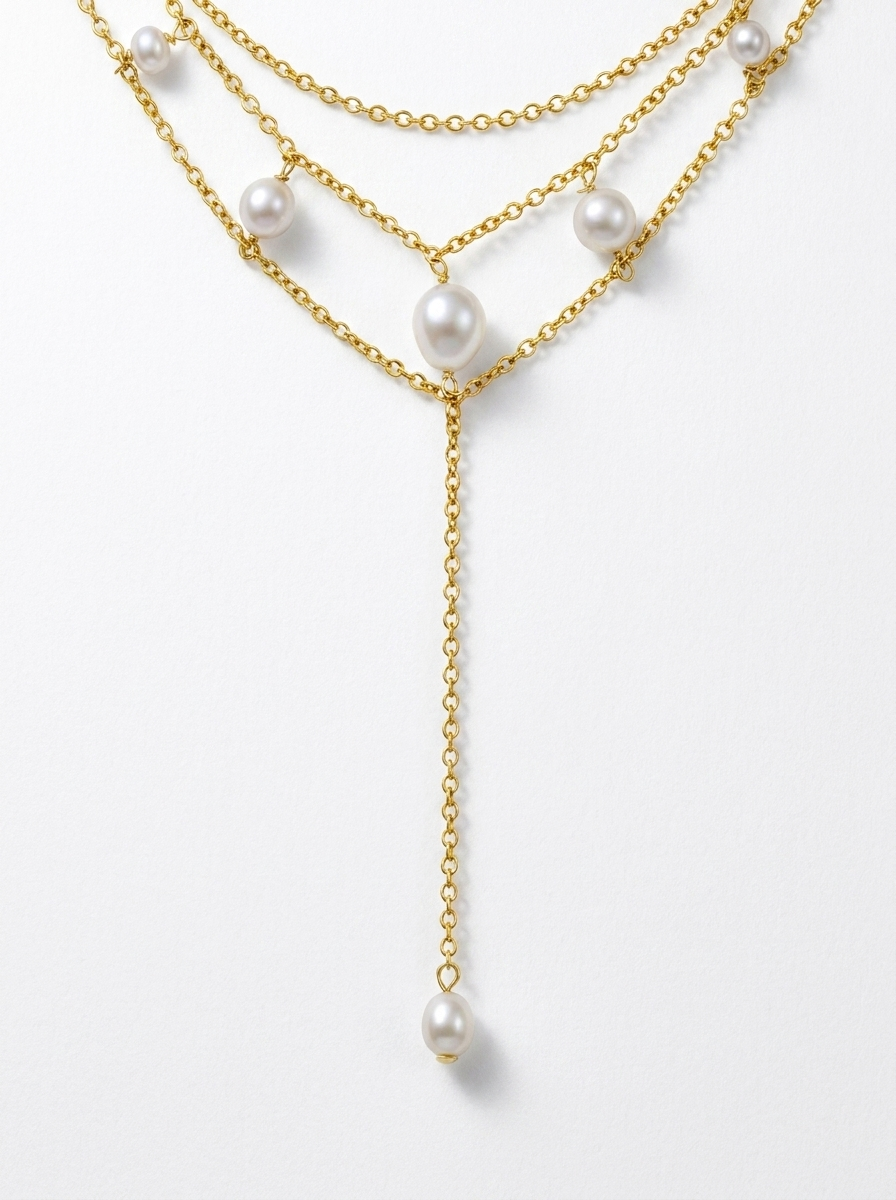 detalle gargantilla de oro y perlas blancas