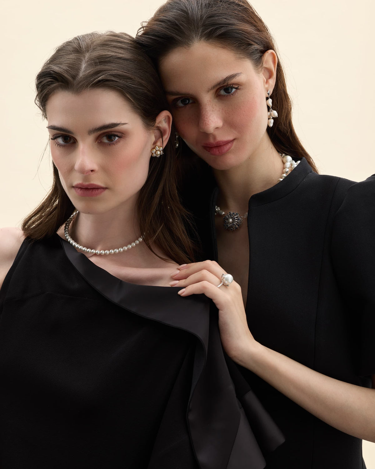 Models posant amb joieria perles