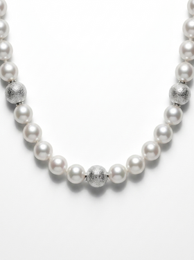 Détail d'un collier de perles avec détails brillants