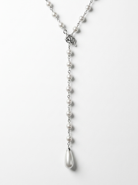 Détail du centre d'un collier chaîne avec perle poire en pendant