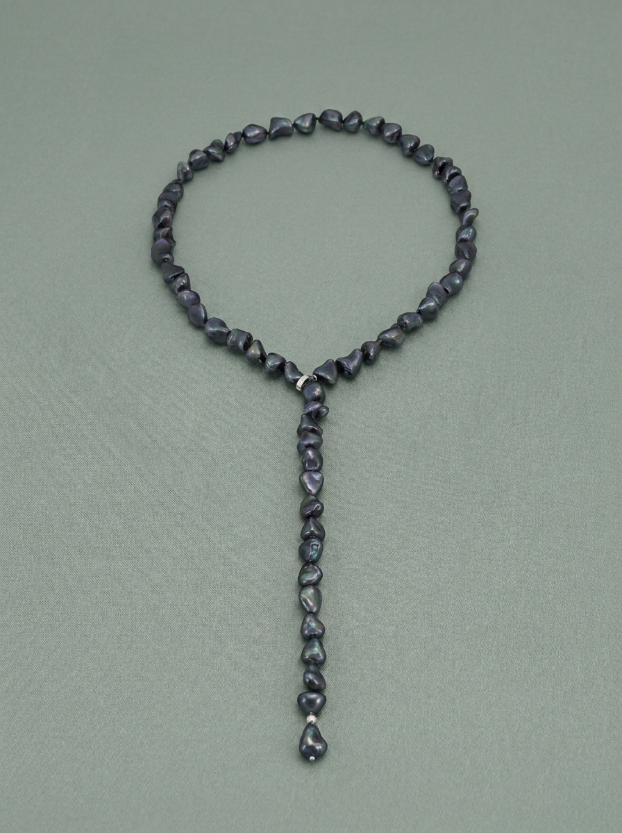 Collaret llarg de perles negres