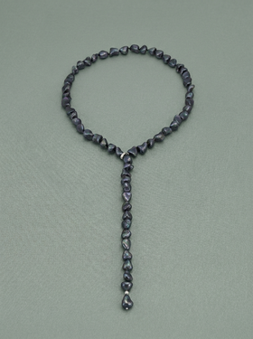 Collier long de perles noires