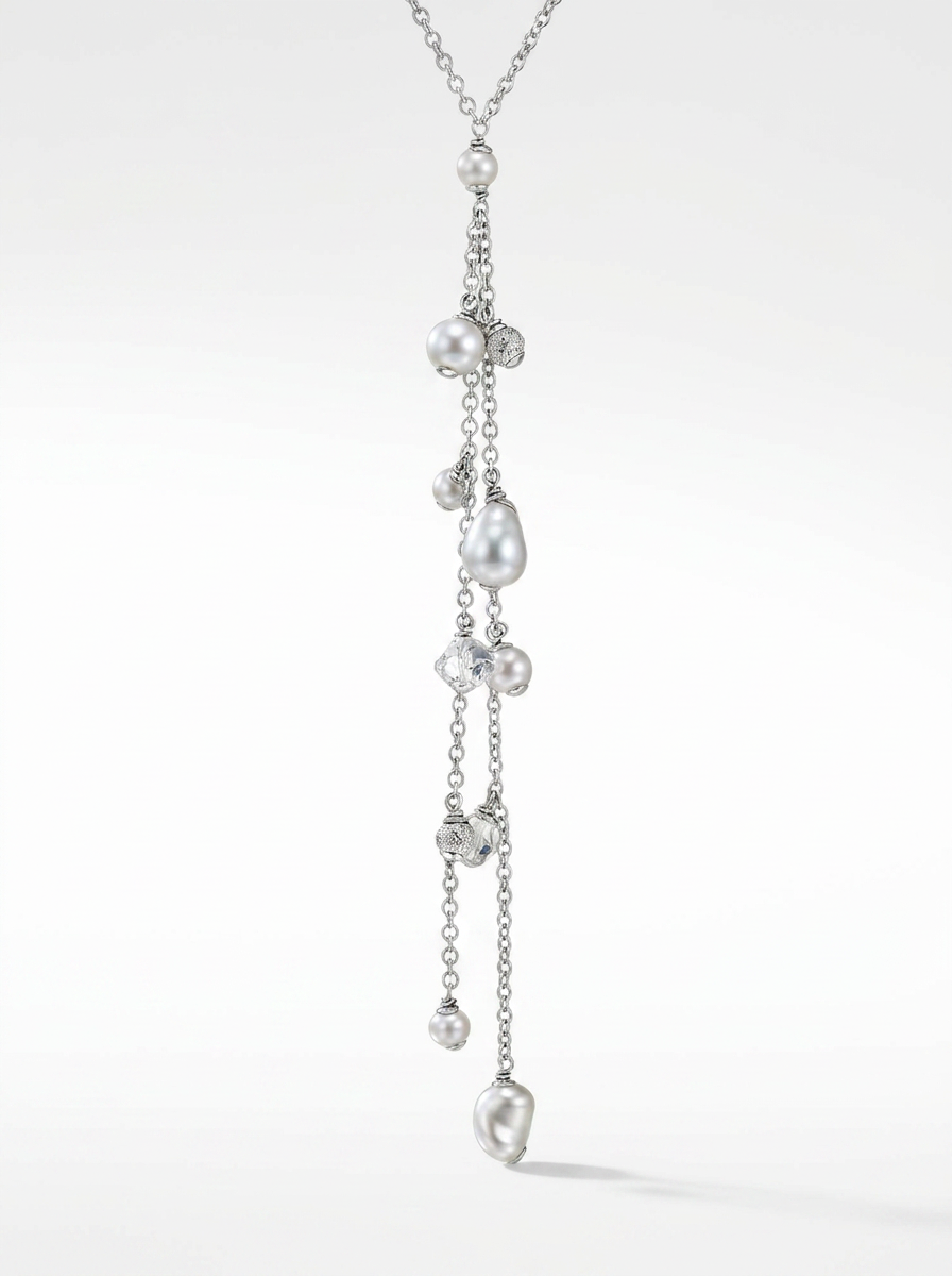 Détail d'un collier long en chaîne