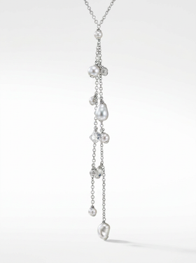 detall de collaret llarg en cadena