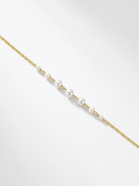 Détail d'un collier chaîne avec petites perles blanches de tailles différentes