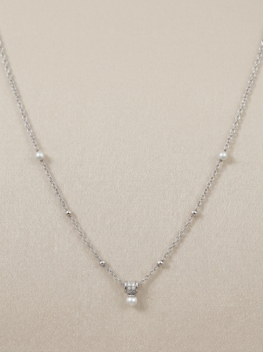 Feine Halskette aus Kette und Perlen