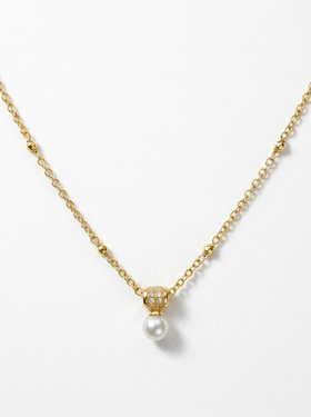 detalle de collar de cadena dorado con 1 perla central