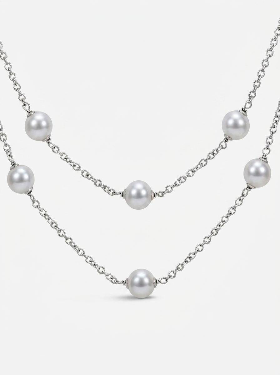 Détail d'un collier chaîne avec perles