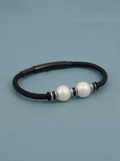 Herrenarmband mit zwei weißen Perlen