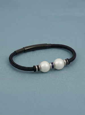 Herrenarmband mit zwei weißen Perlen