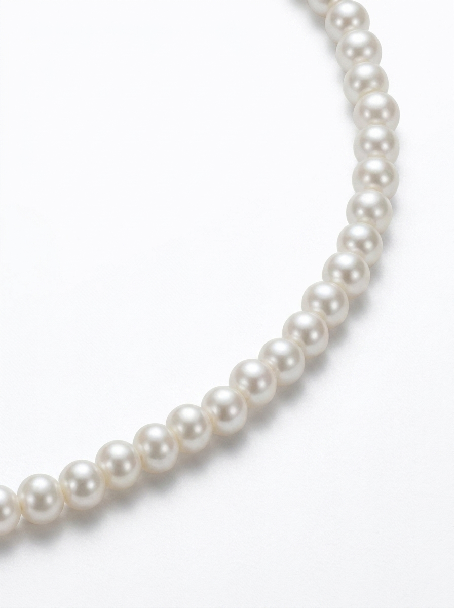 detall de choker de perles blanques