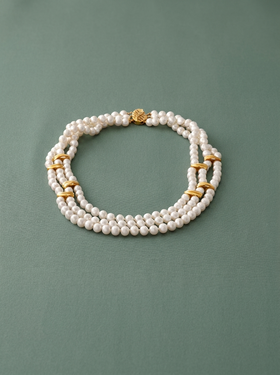 gargantilla de perles amb aplics d'or