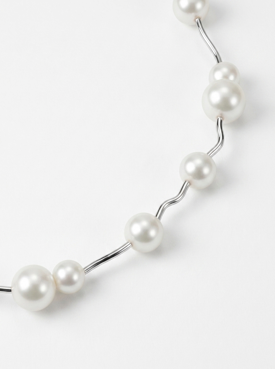Detall de gargantilla de plata de llei amb perles cultivades blanques