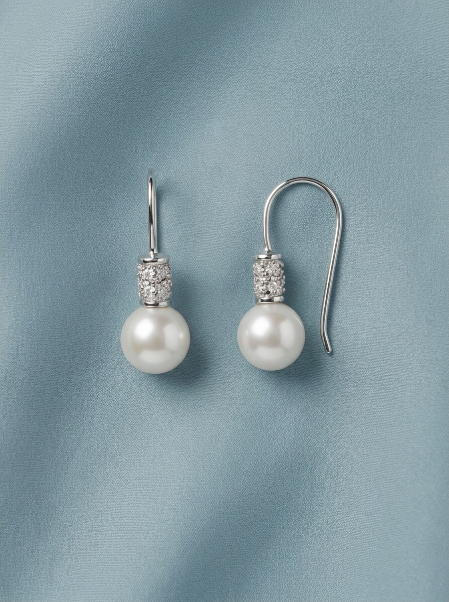 Pendientes de perla con circonitas en plata sobre fondo azul