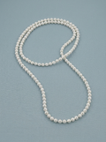 collar sinfin sobre fondo azul