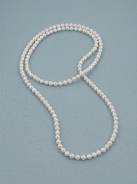 Collier sans fin sur fond bleu