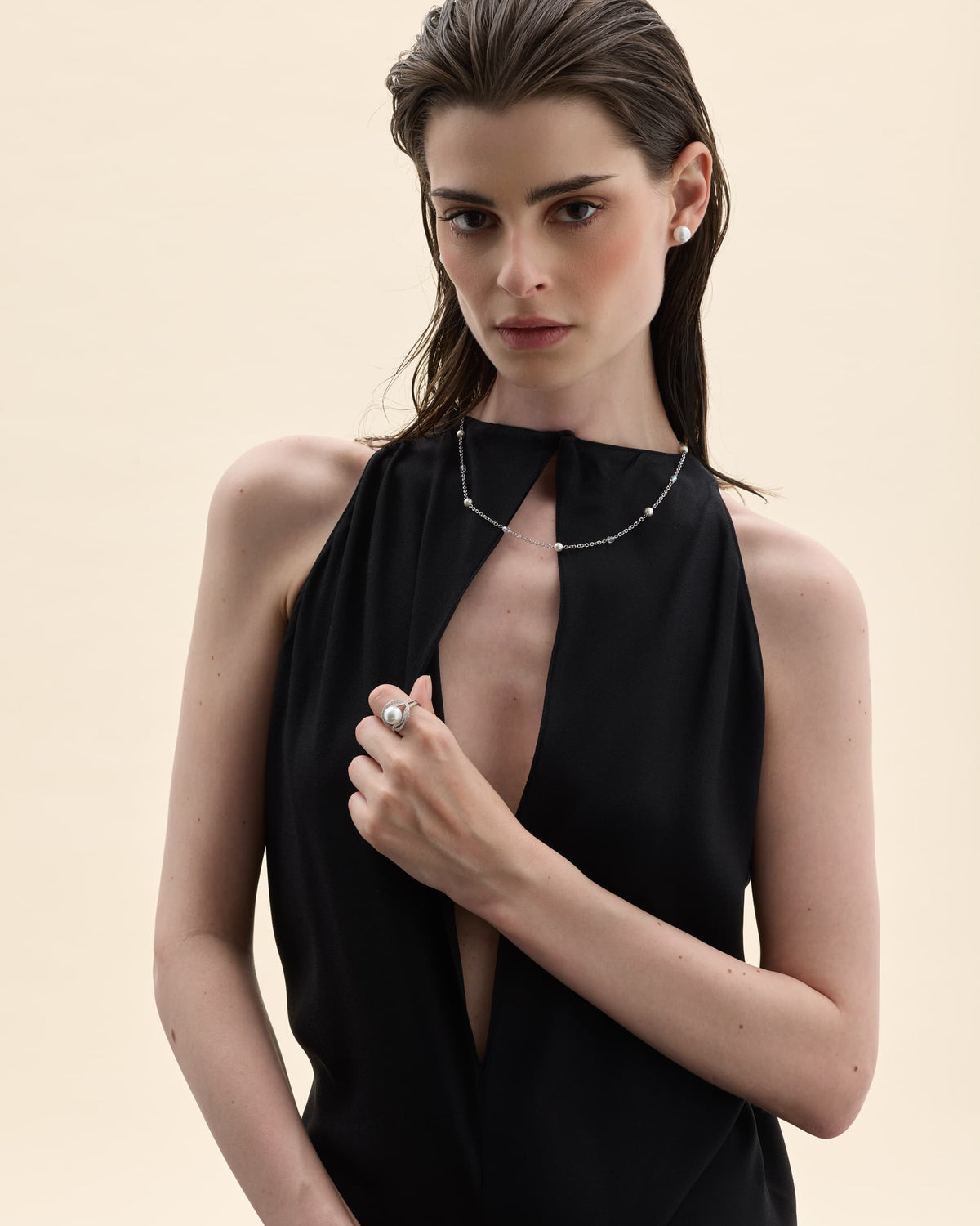 Model morena vestida de negre amb perles
