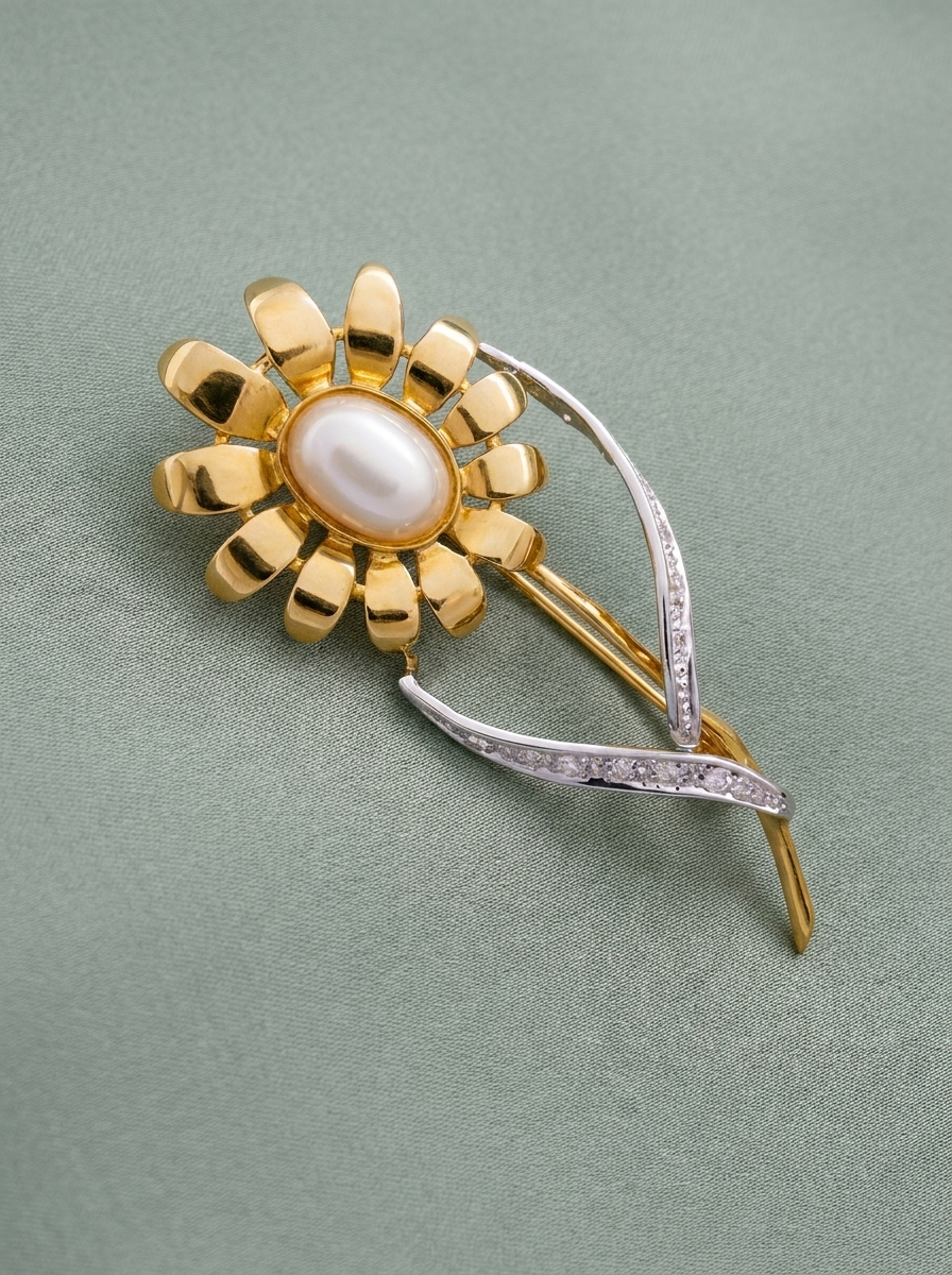 Vintage flower-shaped women's brooch