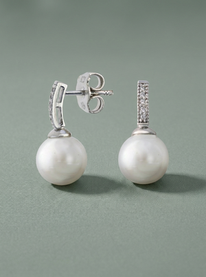 Silberohrringe mit gefasstem Zirkonia und weißer Perle