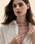 modelo con pendiente de perla blanca y collar de perlas con aplique plata