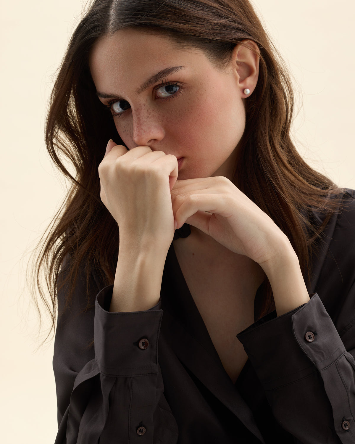 model amb arracades de perles blanques 