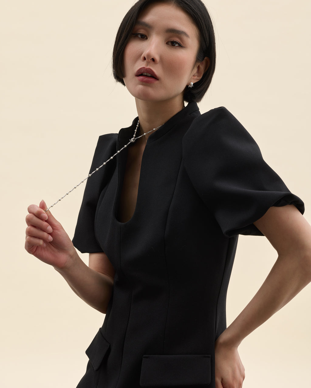 Model posant amb collaret llarg estil corbata amb perles petites