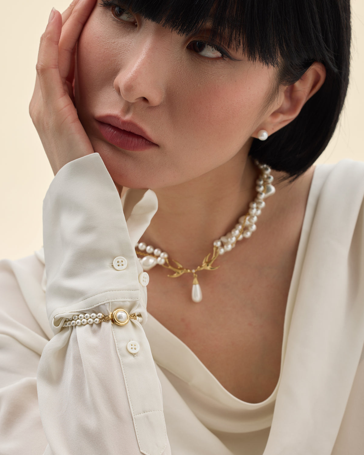Mannequin portant un bracelet double en perles de Majorque