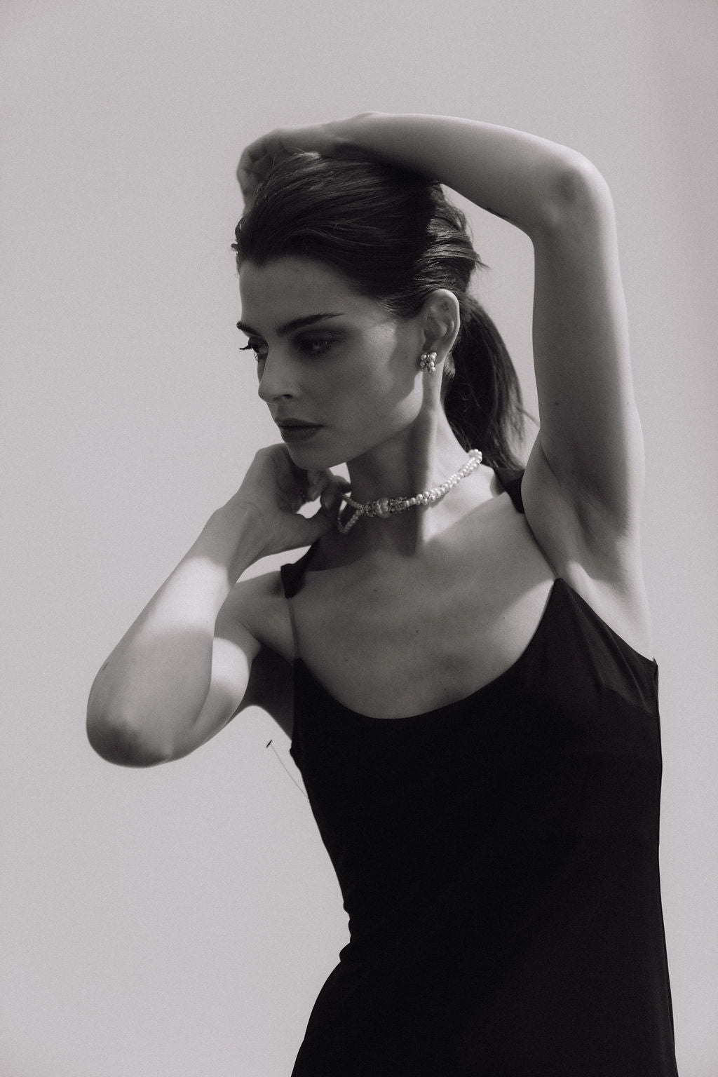 Photo en noir et blanc d'un mannequin portant un choker
