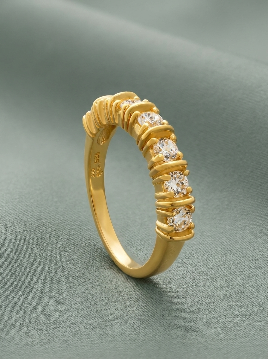 Anillo de plata de ley chapado en oro 18k y circonitas