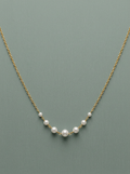 collar de cadena dorada con perlas pequeñas 