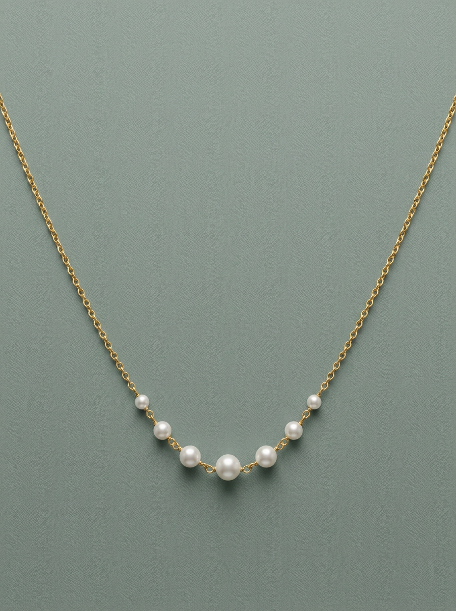 collar de cadena dorada con perlas pequeñas 