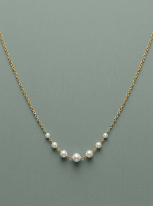 collar de cadena dorada con perlas pequeñas 