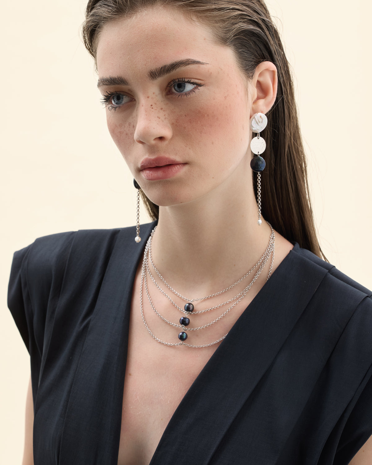 collaret de tres perles negres amb la cadena de plata 