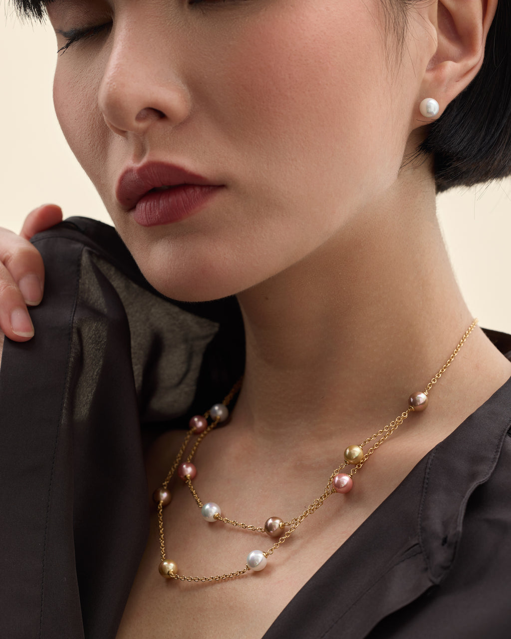 Model mit mehrfarbiger Perlenkette