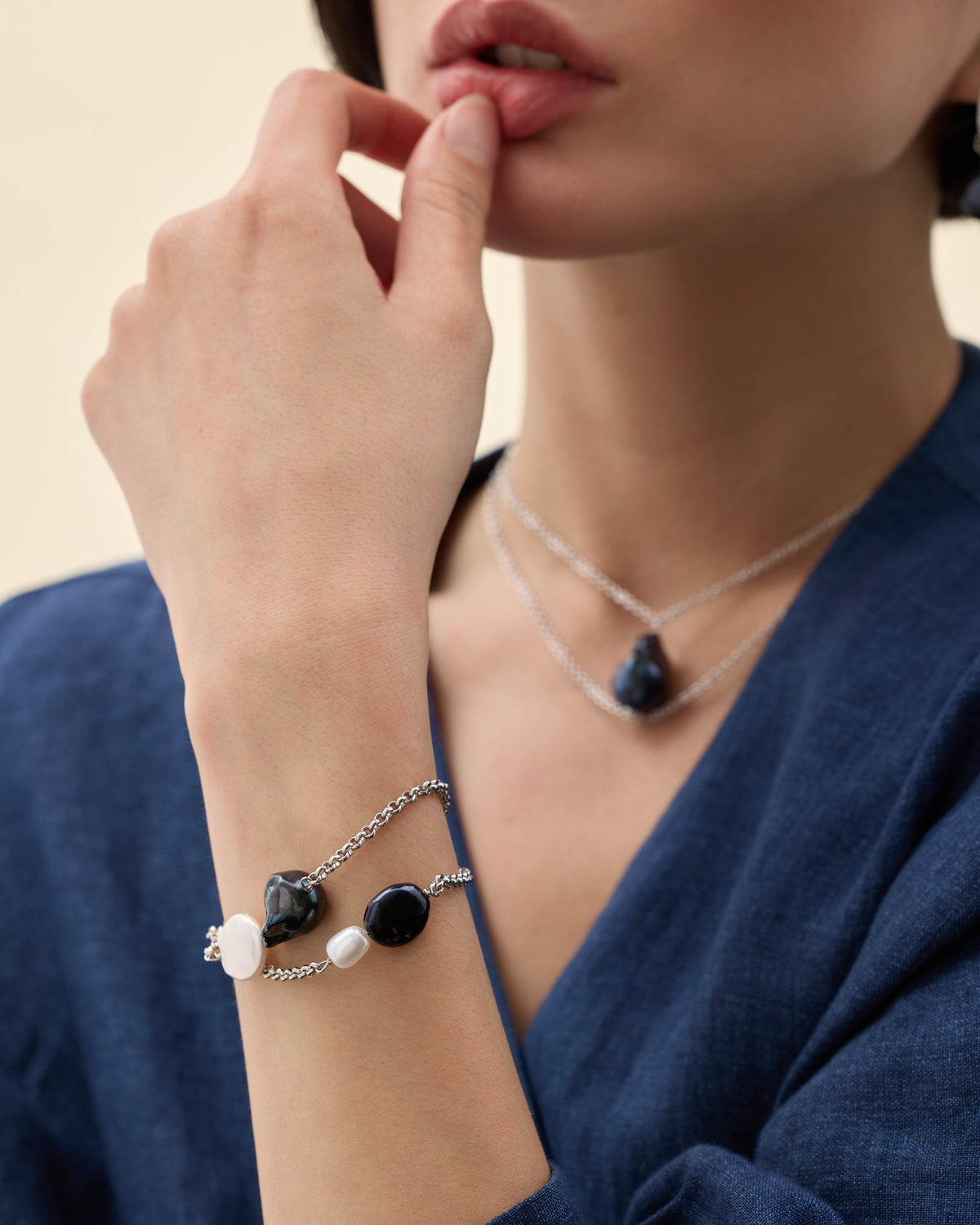 Set aus Ohrringen und Armband aus mehrfarbigen Perlen