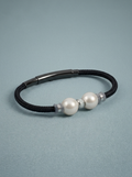 Pearl bracelet with a black nautical cord