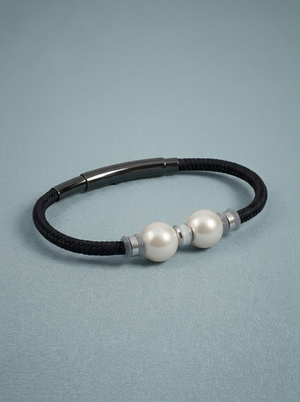 Pearl bracelet with a black nautical cord