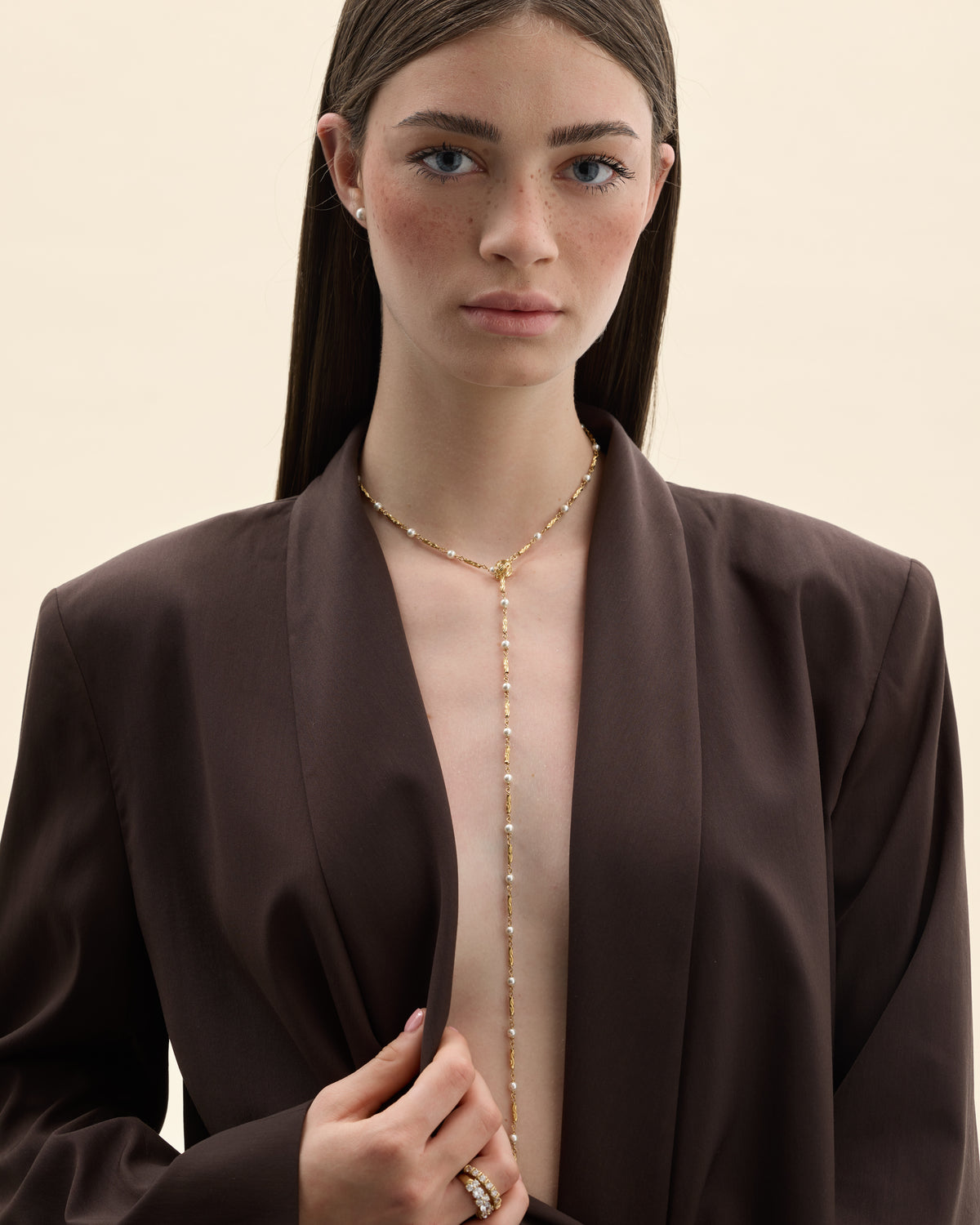 modelo con anillos de circonita