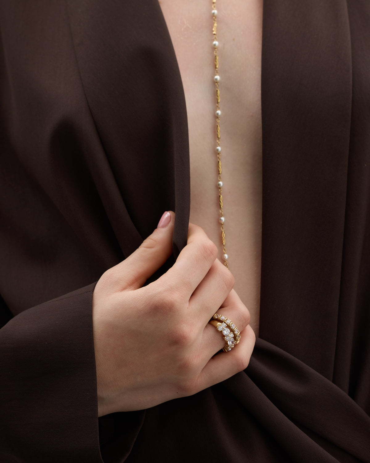 modelo con anillos de circonita