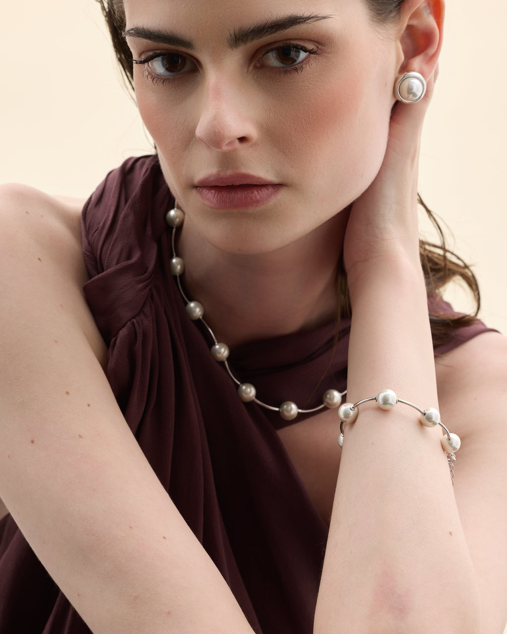 Mannequin portant une parure de bijoux avec perles