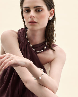 model amb conjunt de perles i plata