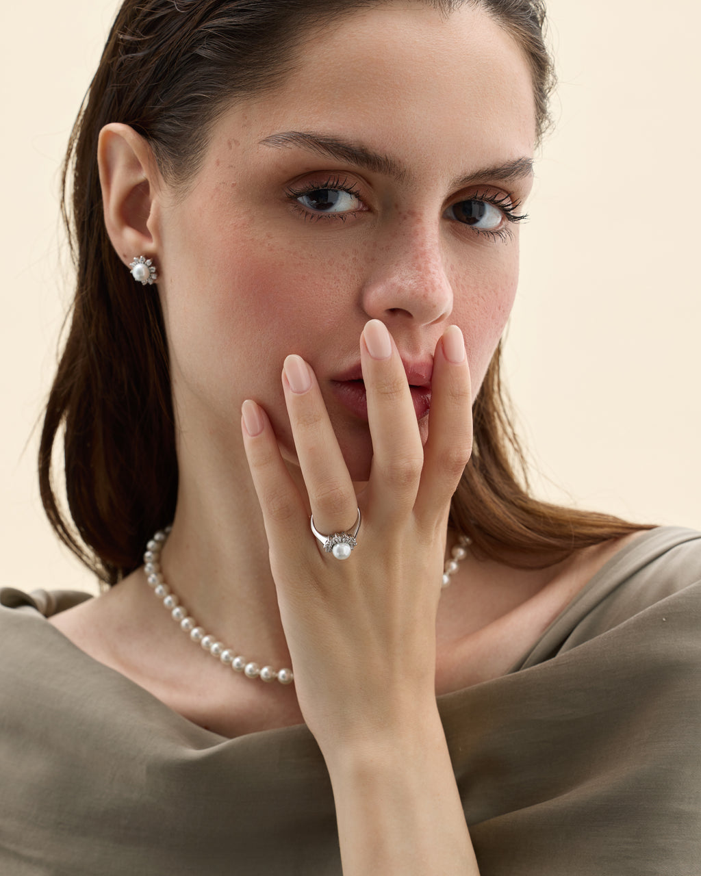 modelo con conjunto de anillo de perlas y pendiente de perla y circonita