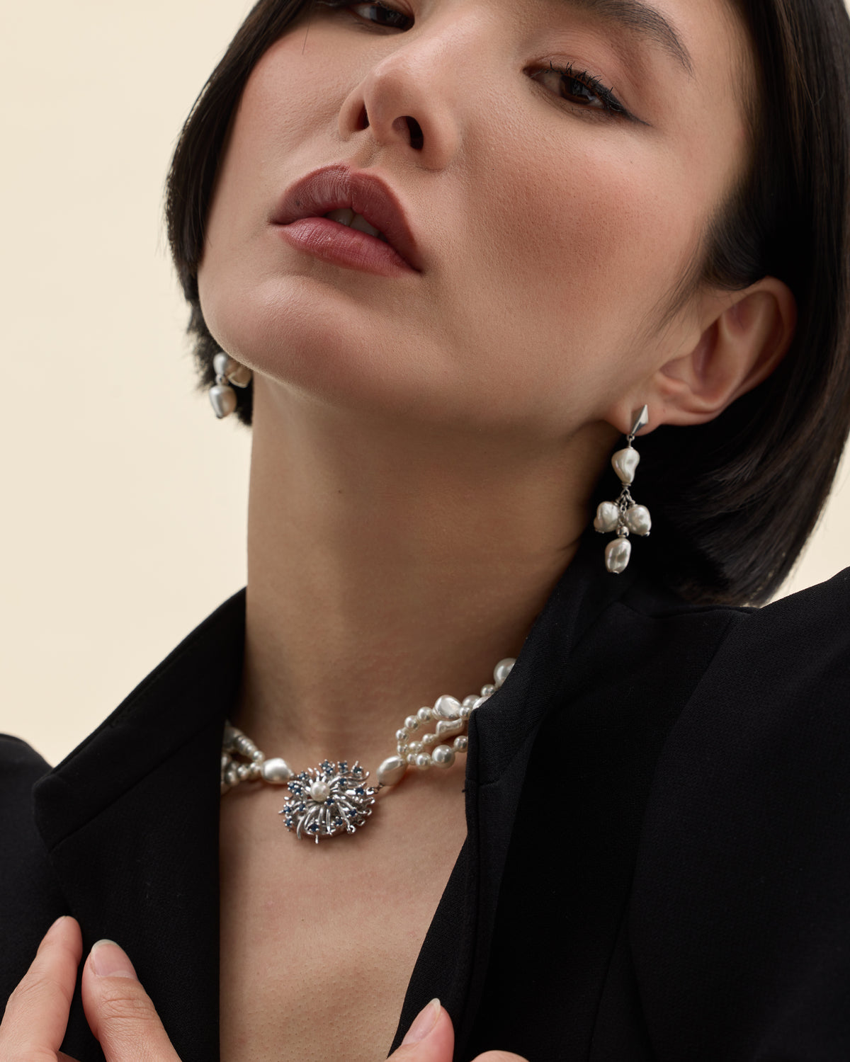 modelo con collar y pendientes de perlas barrocas 